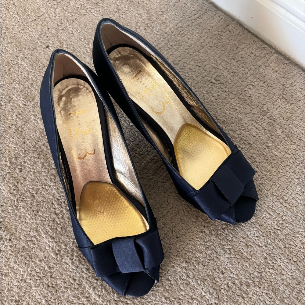 Un Deux Trois Satin Bow Pumps